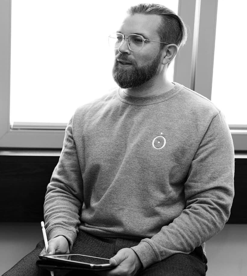 Florian Schöning im Gespräch, Notizen auf dem Tablet